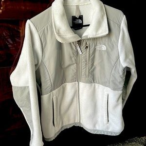 Women’s NorthFace winter jacket. Very warm. Good condition!